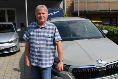 Dirk Stormer mit Auto