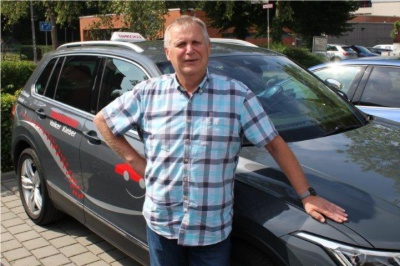 Torsten Ziesak - Fahrlehrer Fahrschule Kleber vor seinem Fahrzeug