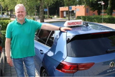 Volker Viert - Fahrlehrer Fahrschule Kleber vor Fahrzeug